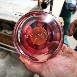 Пескоструйная обработка логотипа Bulgari на стекле.