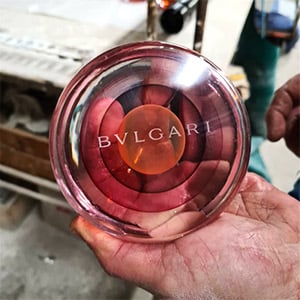 Logo bulgari arenado sobre vidrio