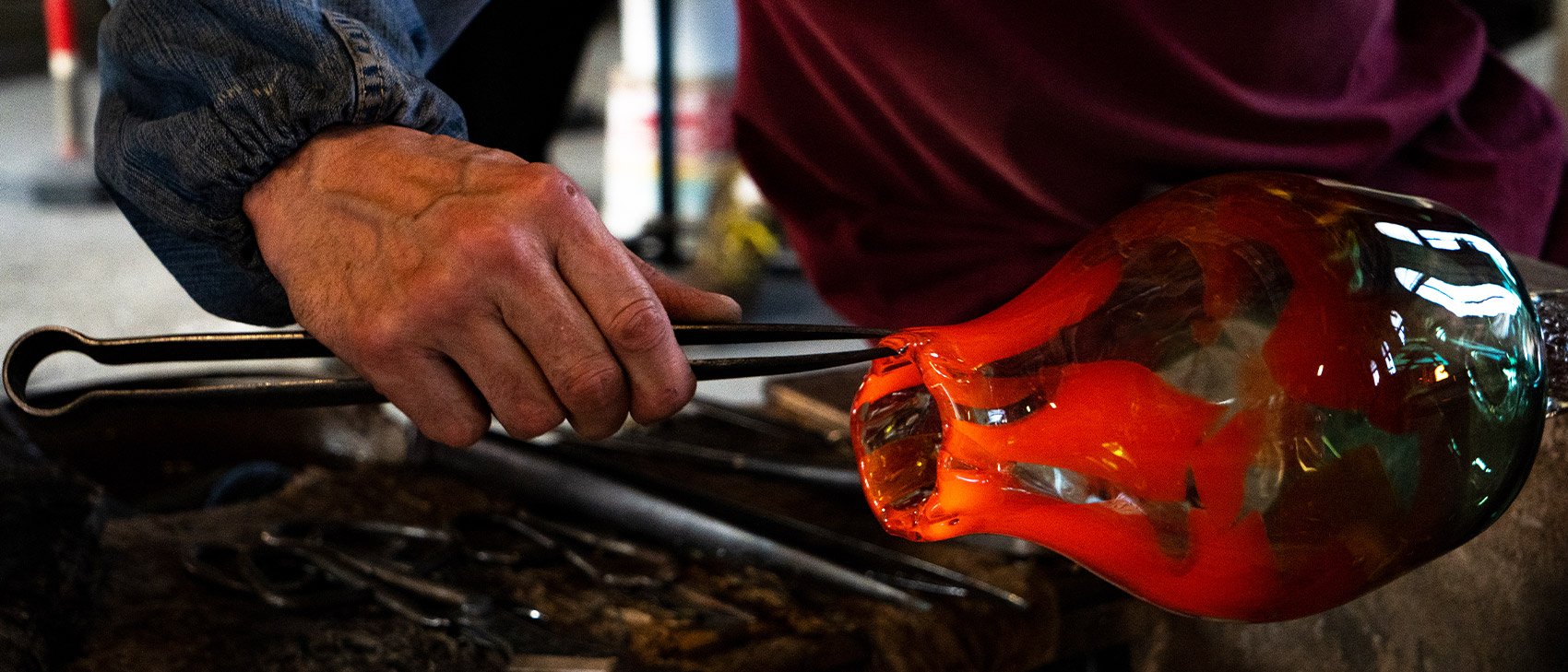 https://www.originalmuranoglass.com/images/slides/banner_murano_furnace_glass_making_omg.jpg