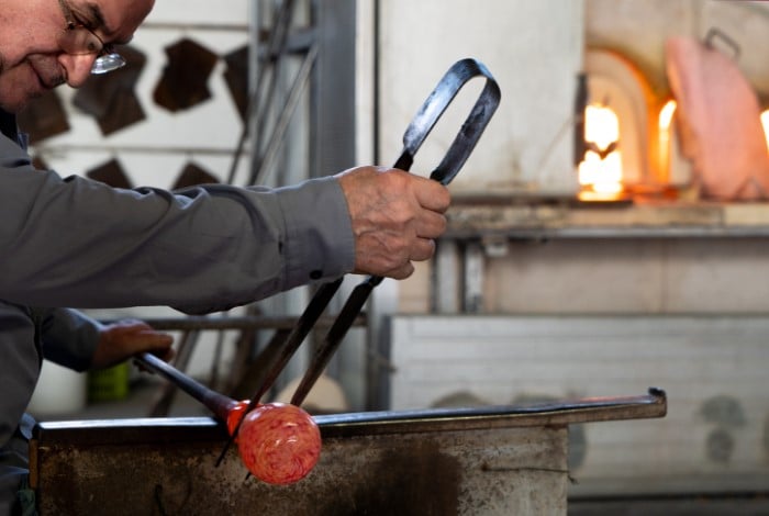 técnica de sopro de vidro mestre de vidro no trabalho