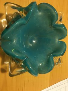 골드 플레이크와 블루 꽃 그릇