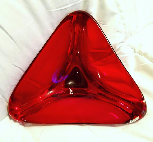 赤深紅色の三角皿灰皿
