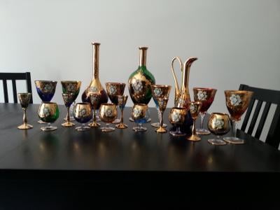 Valutazione 세트 18 bicchieri con tre caraffe "la Muranese"oggetti d' poca 900 finemente lavorati a mano