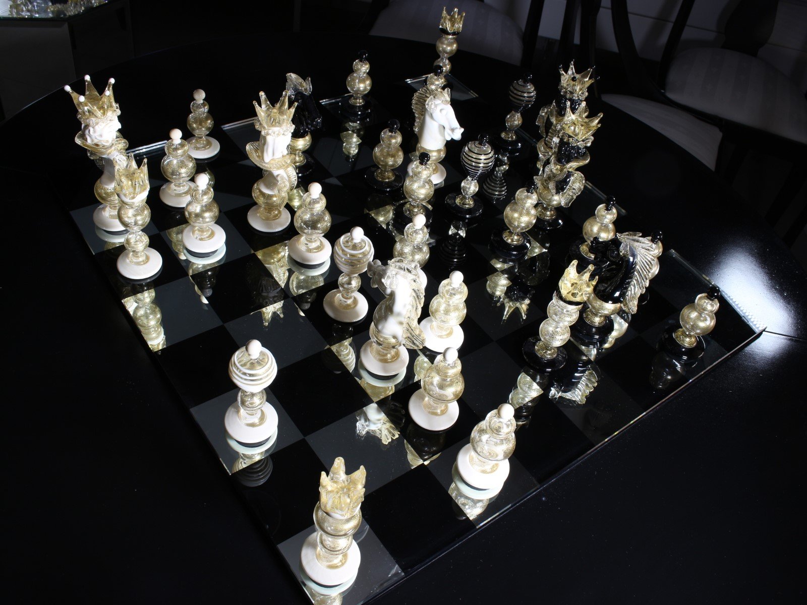 Handmade Italian Murano Art Glass Chess Board, Italian Glass from Simoeng,  Venice, Set of 33 for sale at Pamono