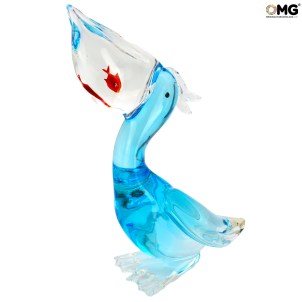hellblau - Pelikan mit rotem Fisch - Glasskulptur - Original Muranoglas OMG