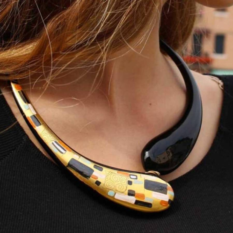 Murano glass necklaces: jewels of the soul, born from fire and water