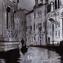 ムラノガラスプレートのフレーム付きの写真-銀のような葉を持つ白黒のヴェネツィア運河