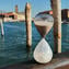 الساعة الرملية - أبيض وأسود - زجاج مورانو الأصلي Omg