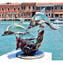 Tres delfines en la base - Escultura en calcedonia - Cristal de Murano original OMG